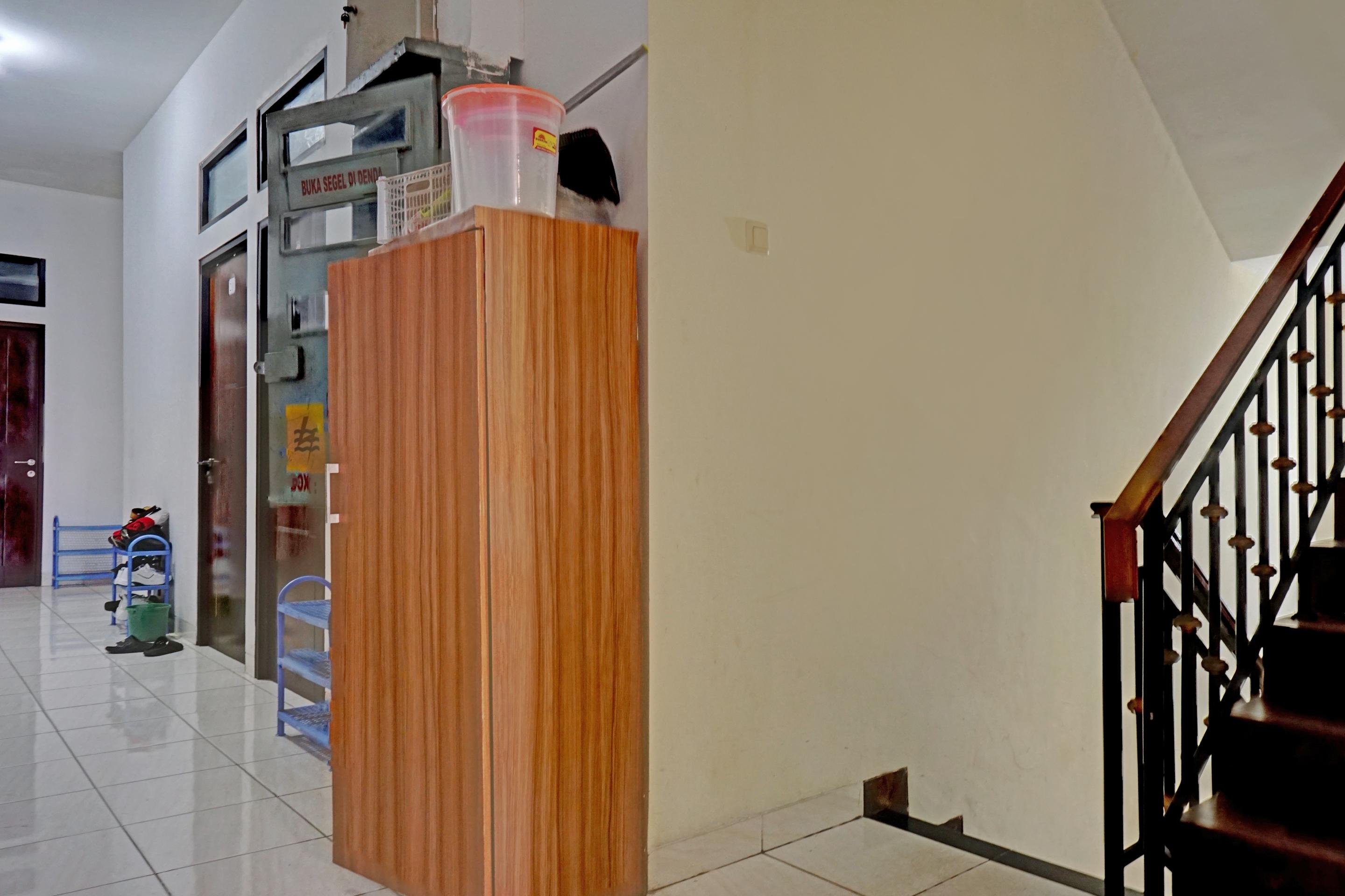 Oyo 90489 Kejora Homestay Джакарта Экстерьер фото